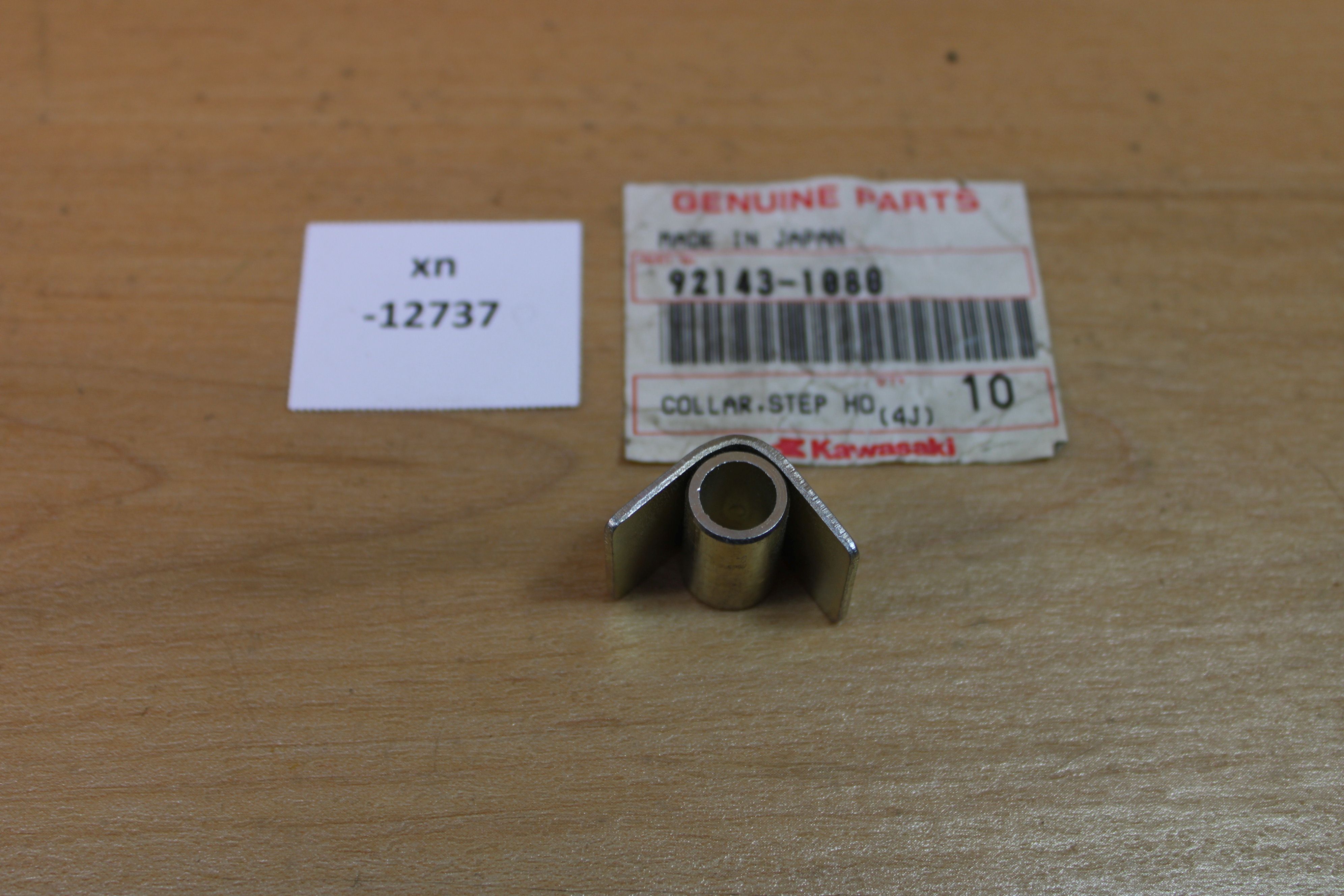 ⭐️K⭐️ Kawasaki 92143-1080 Collar, Step Holder NOS NEU genuine xn12737