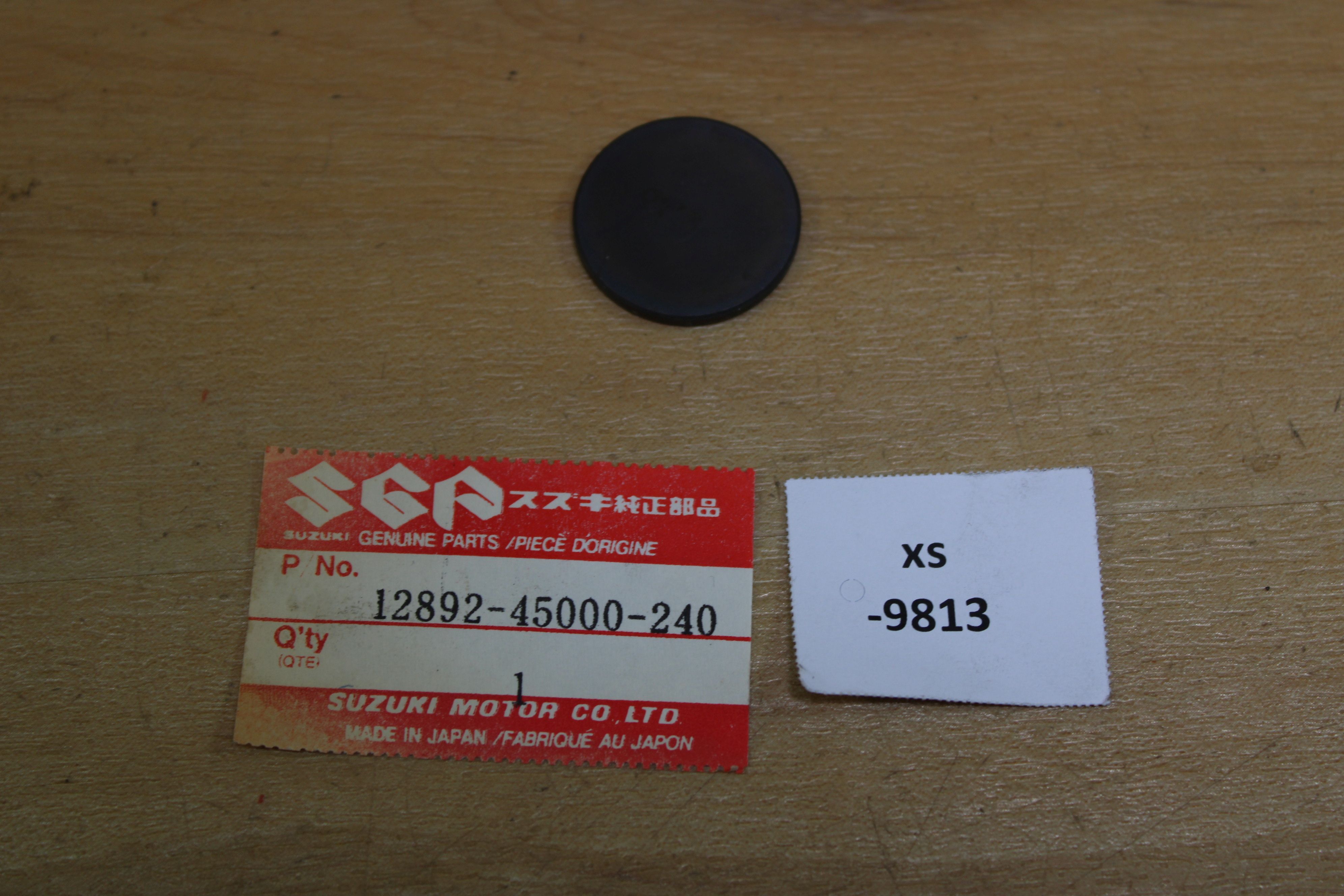 部品 Suzuki 12892-45000-240 Shim, Tappet(t:2.40) NOS NEU genuine xs9813