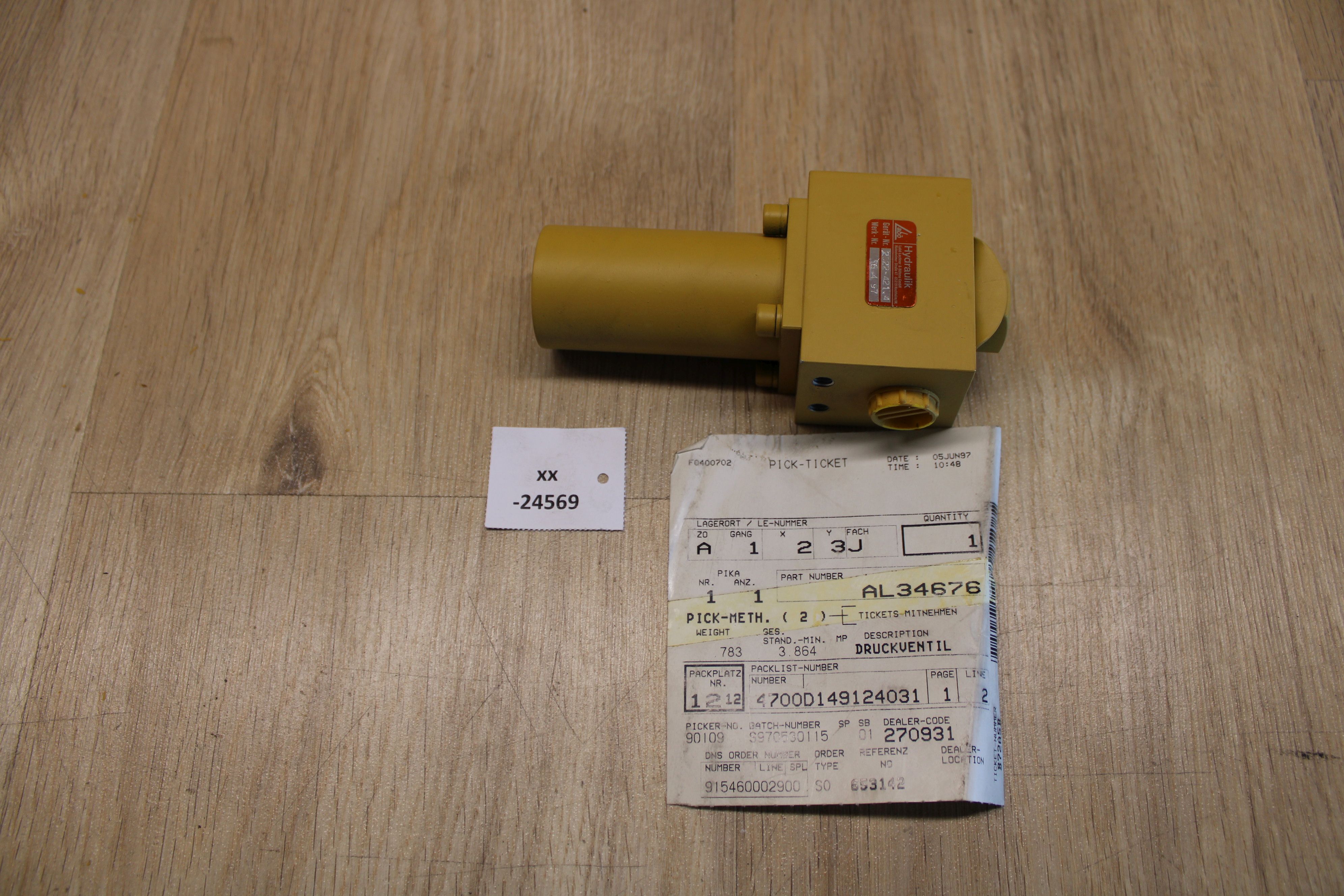 ネイル用のモデル 10周年の「ネイルホリック」を全色スウォッチ！ ブランド