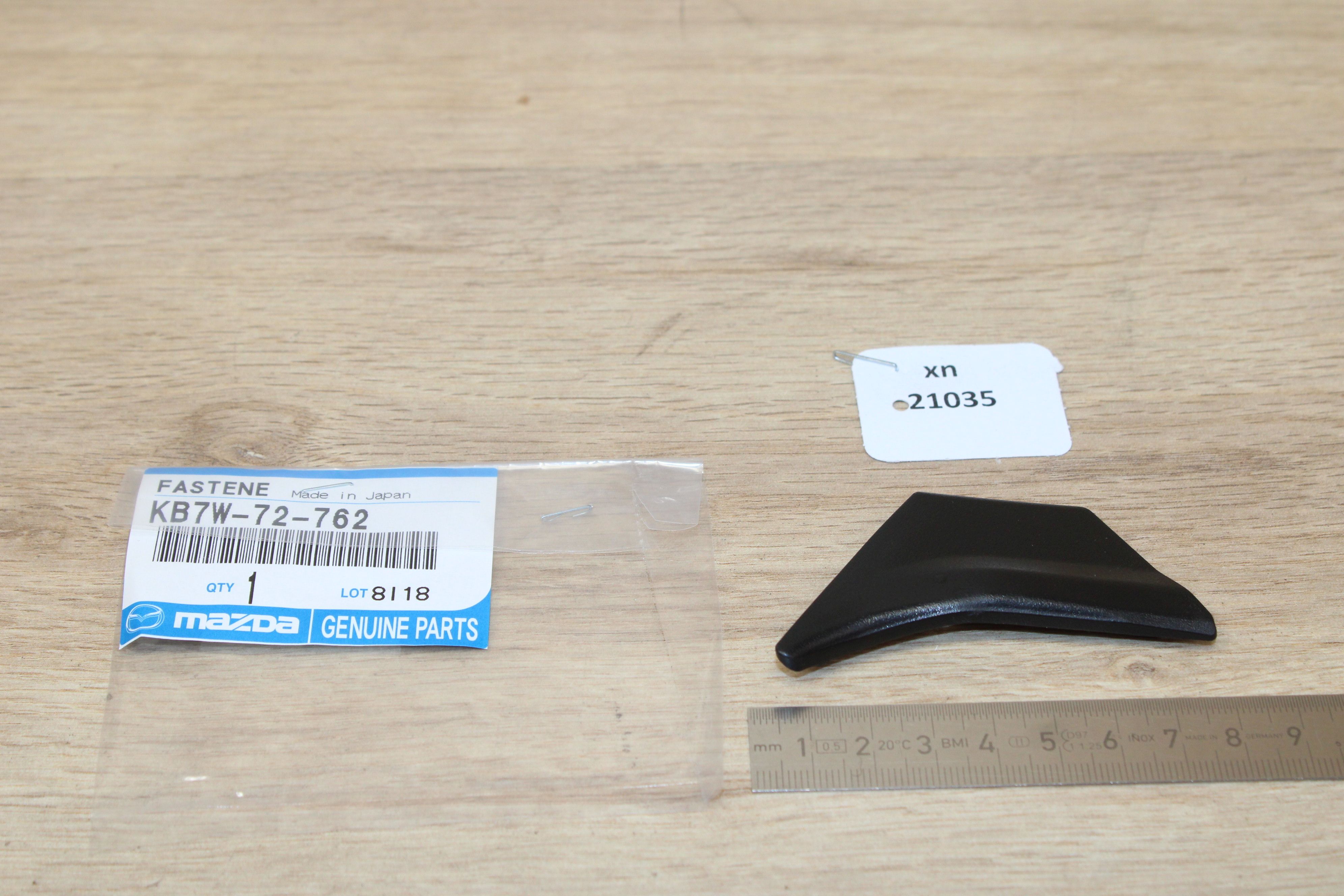 Mazda KB7W-72-762 KB7W72762 Door Weather-Strip Fastener NOS NEU